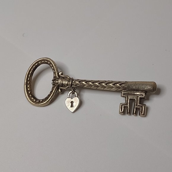 Awesome Large Metal Skeleton Key Brooch With Dangling Heart Shaped Lock Charm - Picture 1 of 14
